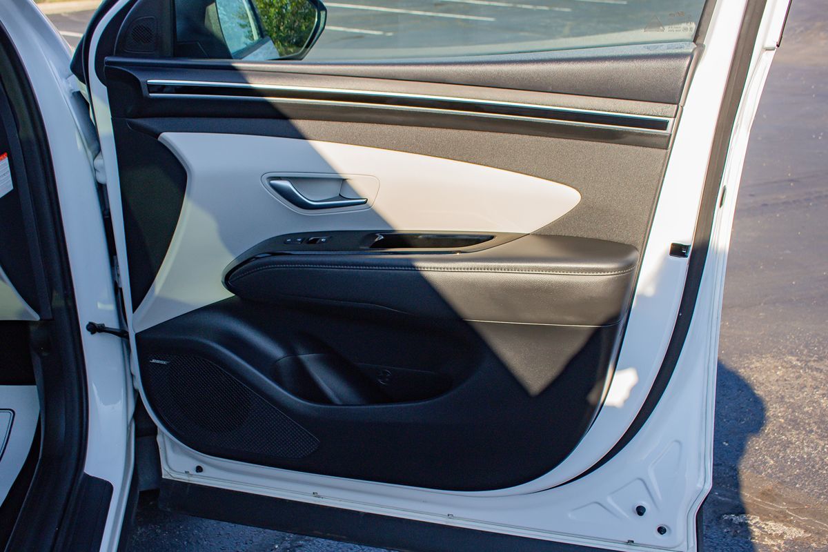 Photo 24 of this Hyundai Tucson Hybrid