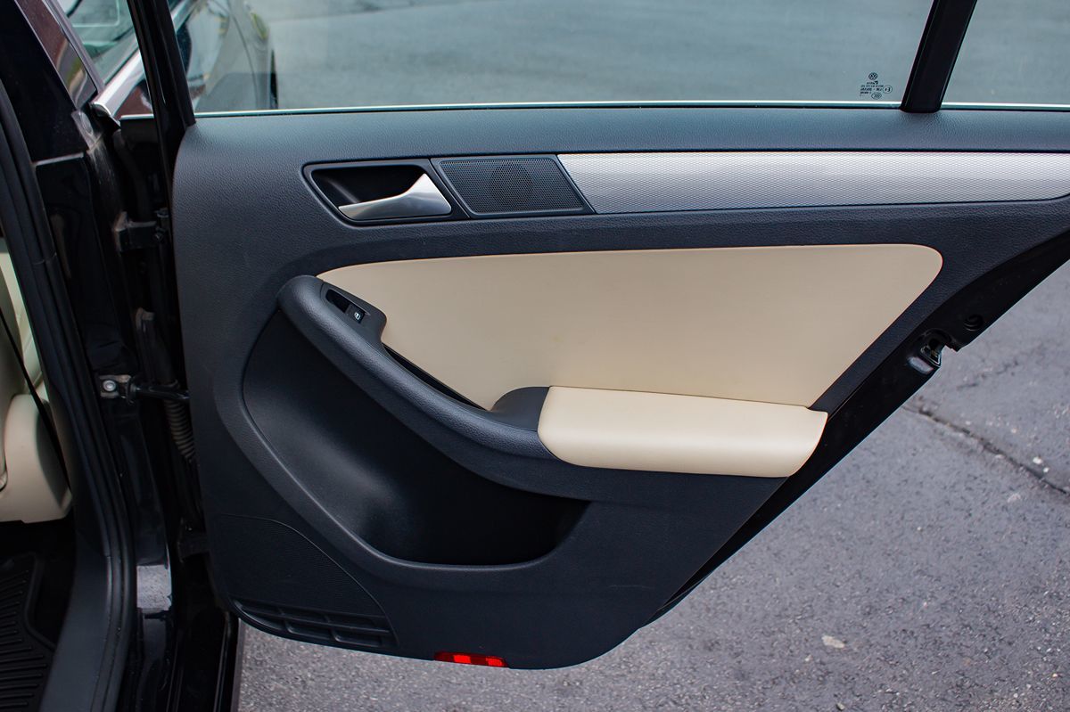 Photo 18 of this Volkswagen Jetta