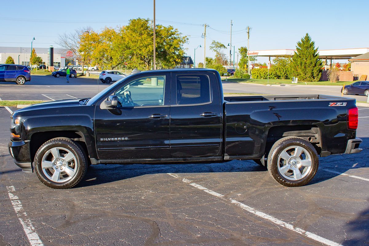 Photo 5 of this Chevrolet Silverado 1500