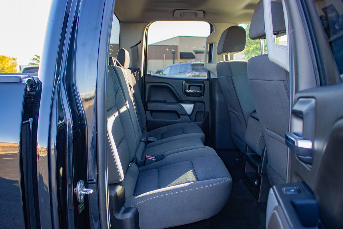 Photo 16 of this Chevrolet Silverado 1500