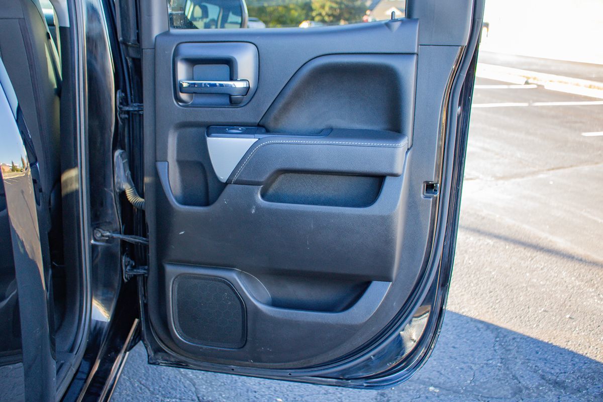 Photo 17 of this Chevrolet Silverado 1500