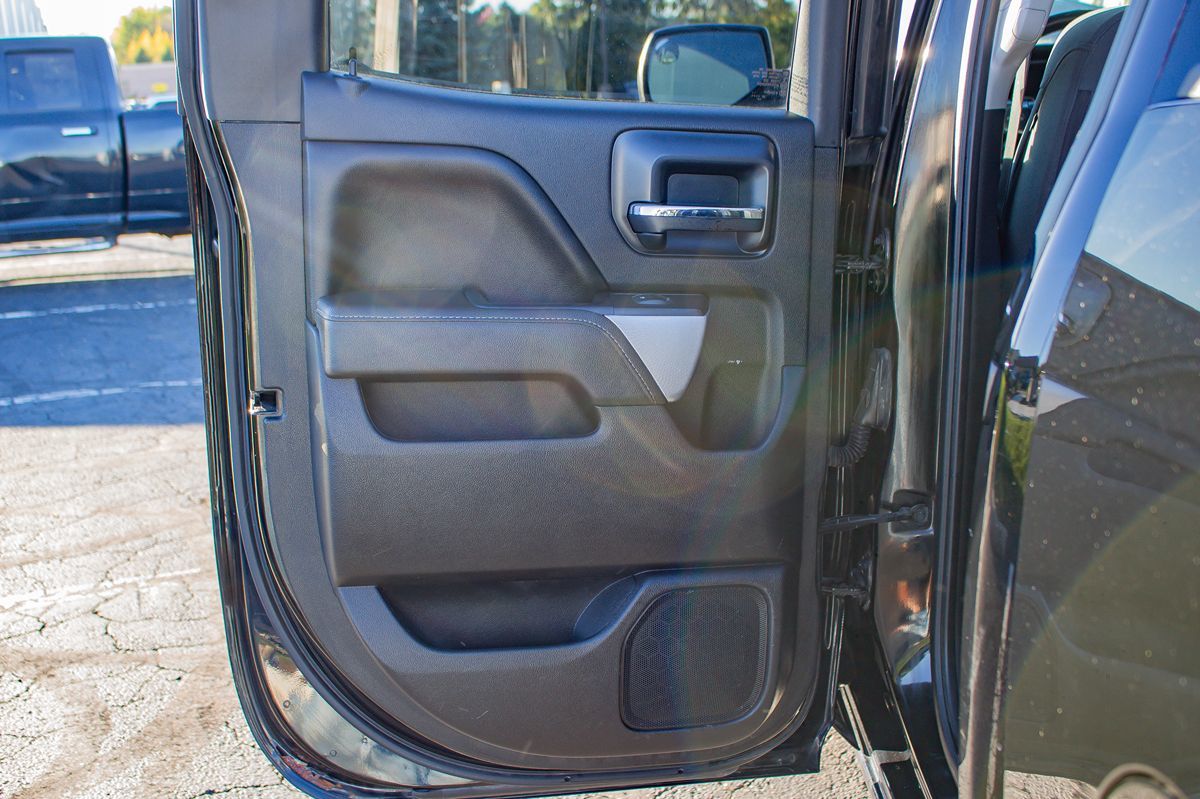 Photo 14 of this Chevrolet Silverado 1500