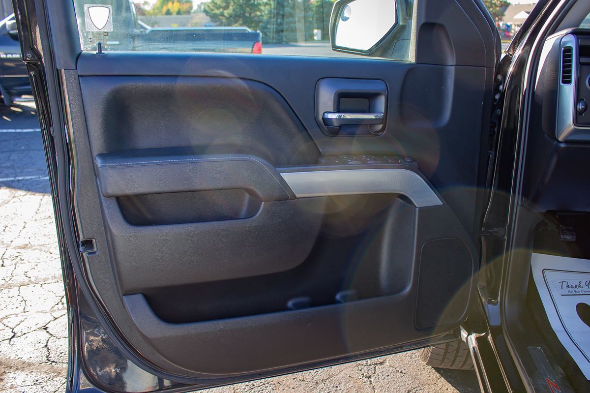 Photo 12 of this Chevrolet Silverado 1500