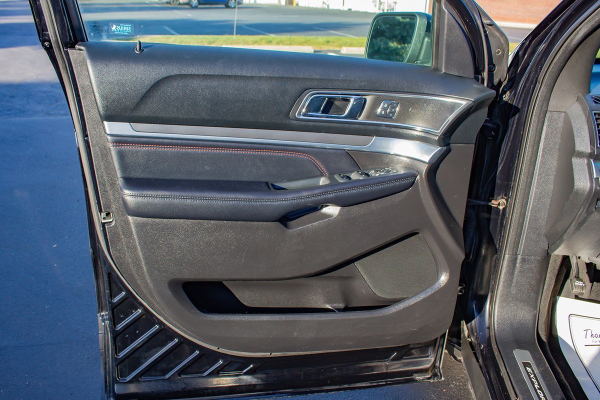 Photo 13 of this Ford Explorer