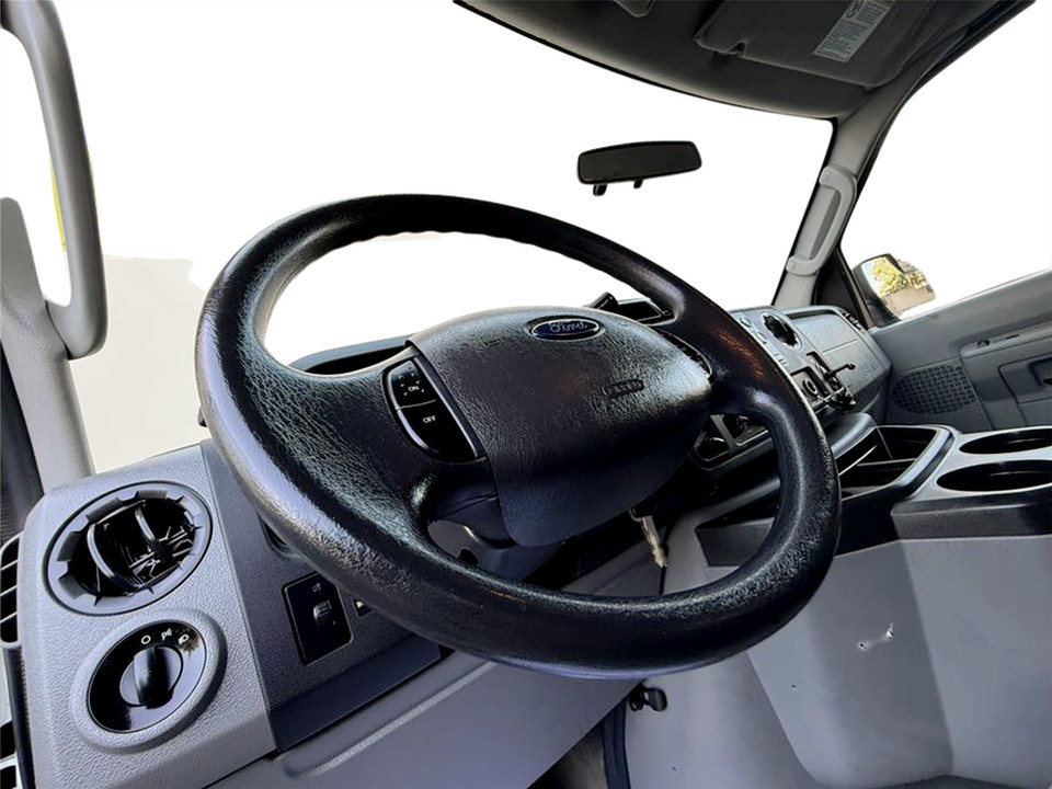 2014 Ford E-Series Econoline Wagon XLT - Photo 12