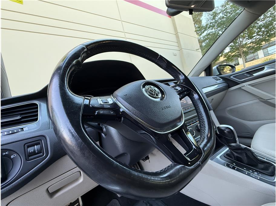 2017 Volkswagen Golf Alltrack TSI SE photo 11
