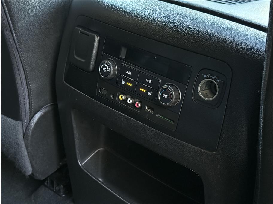 2016 Chevrolet Suburban LT photo 17