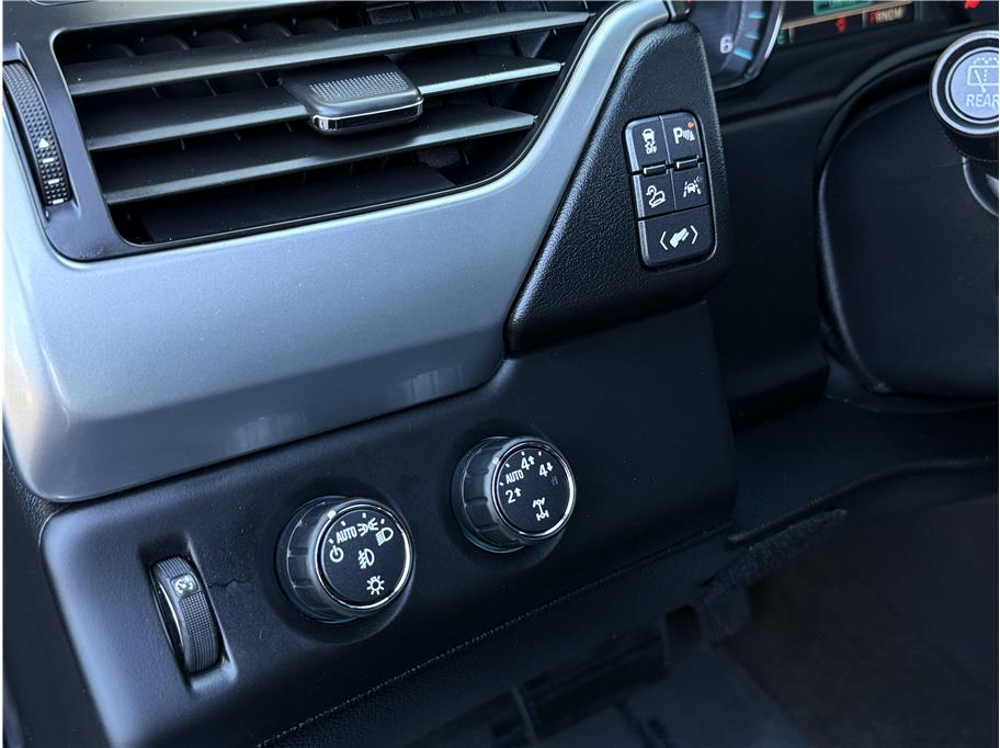 2016 Chevrolet Suburban LT photo 9