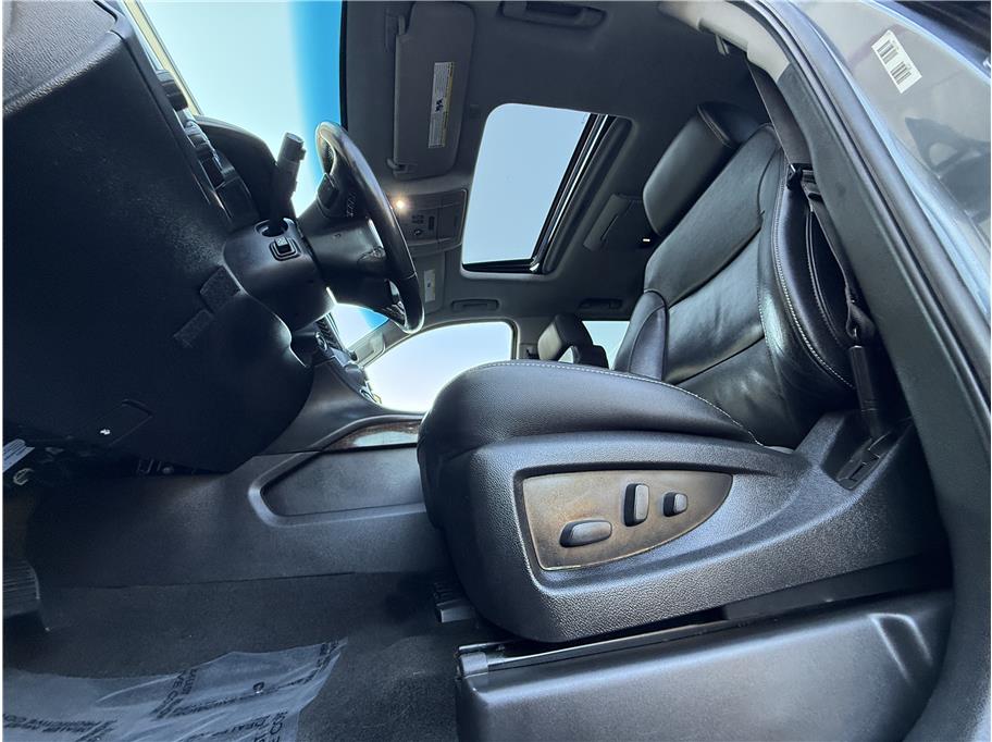 2016 Chevrolet Suburban LT photo 8