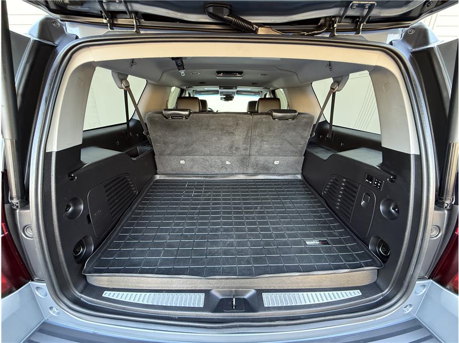 2016 Chevrolet Suburban LT photo 24