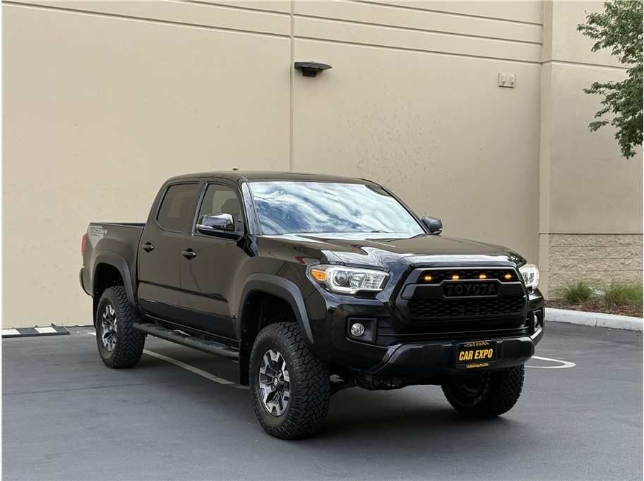 2017 Toyota Tacoma Double Cab TRD Off-Road photo 3