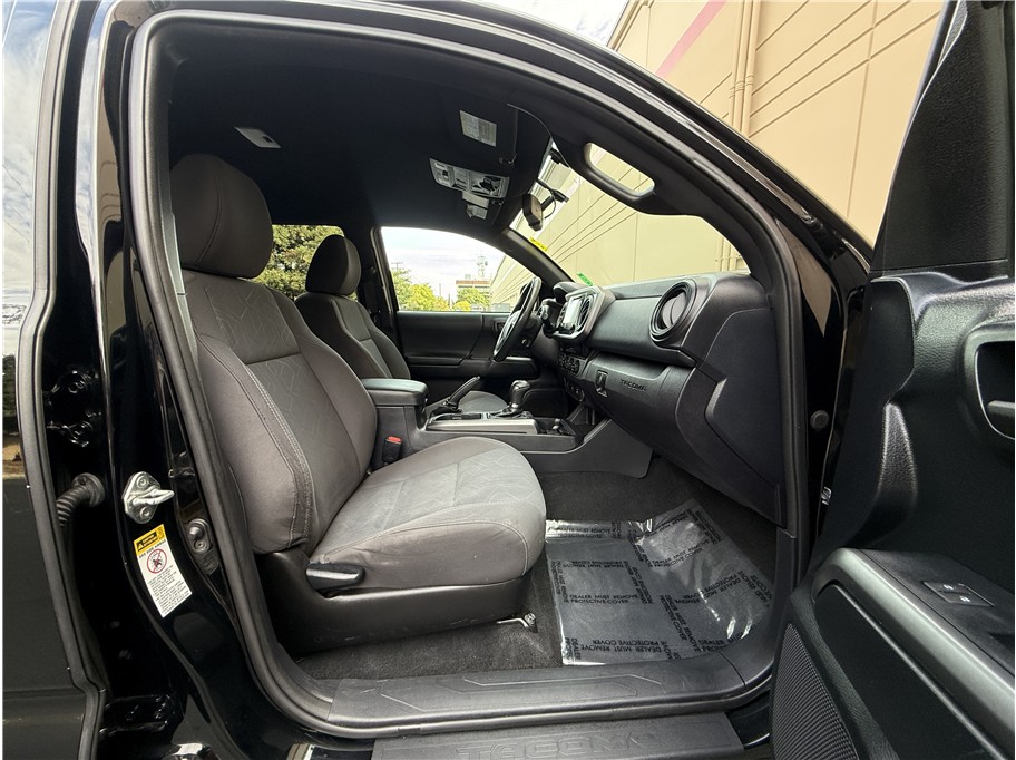 2017 Toyota Tacoma Double Cab TRD Off-Road photo 12