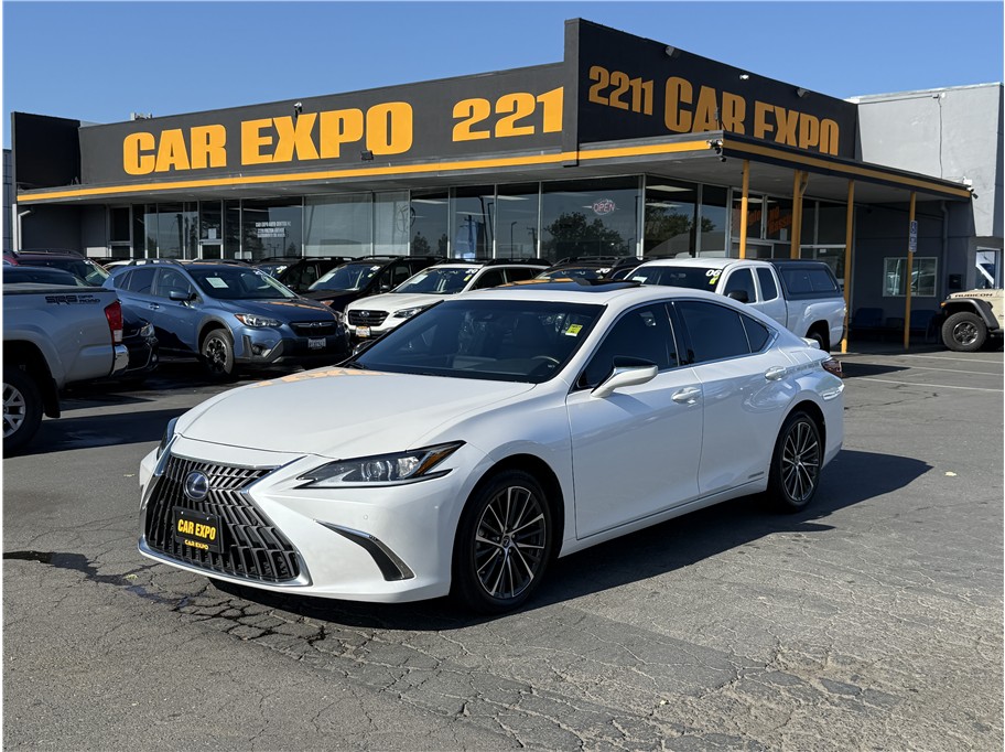 2022 Lexus ES 300h 300h's photo