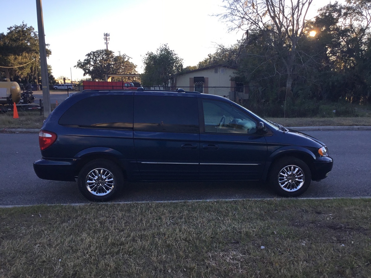 2003 Chrysler Town & Country Limited - Photo 5