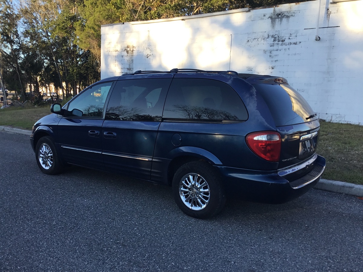 2003 Chrysler Town & Country Limited - Photo 3