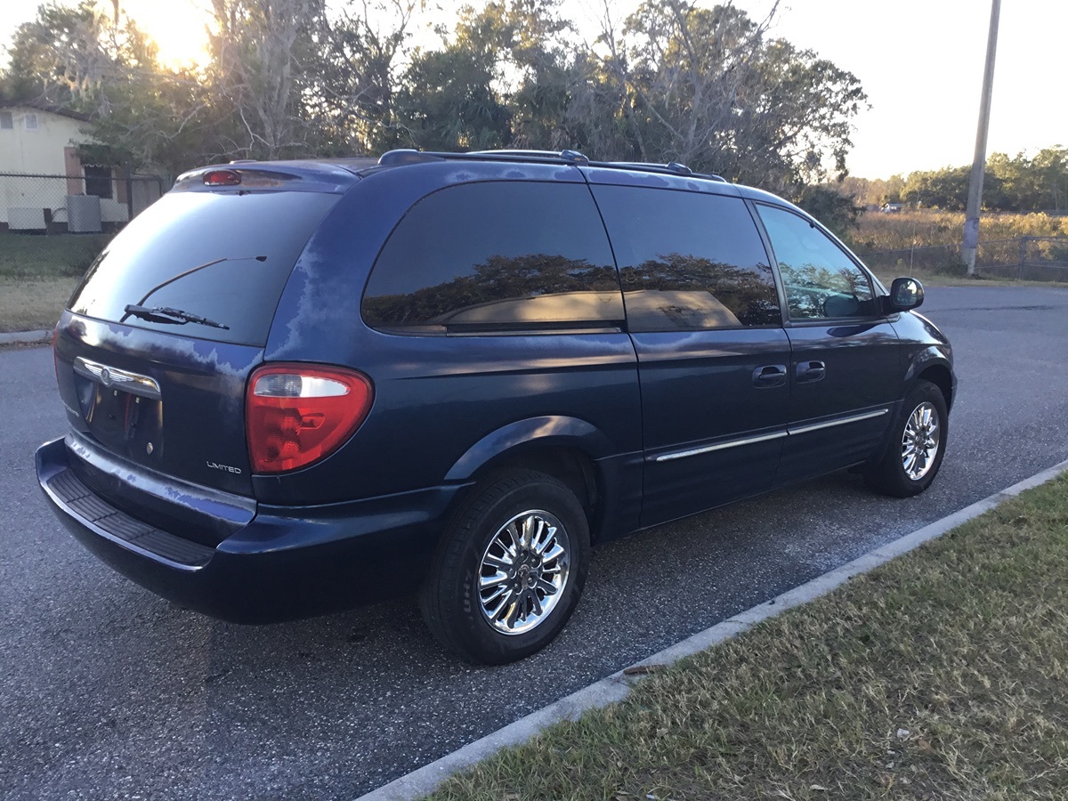2003 Chrysler Town & Country Limited - Photo 4