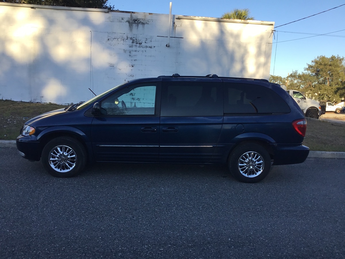 2003 Chrysler Town & Country Limited - Photo 6