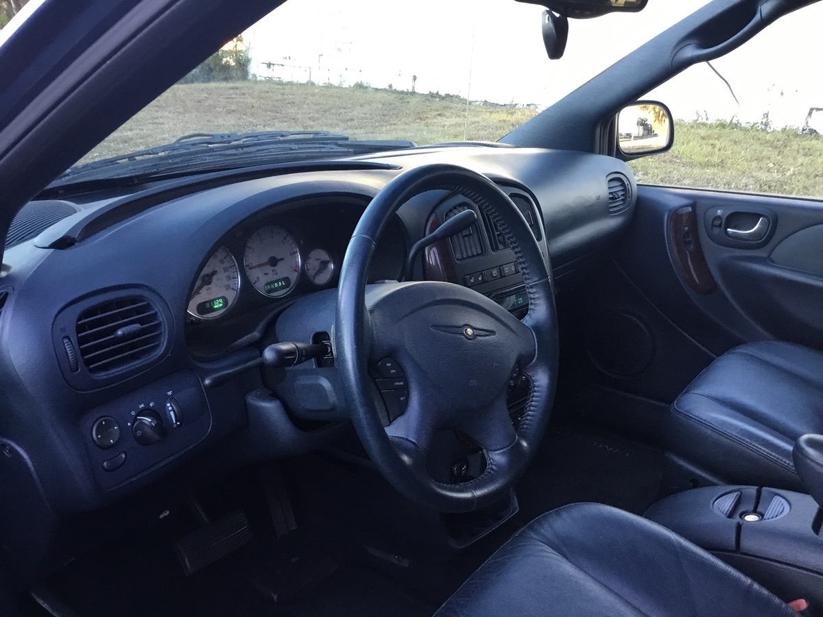 2003 Chrysler Town & Country Limited - Photo 11
