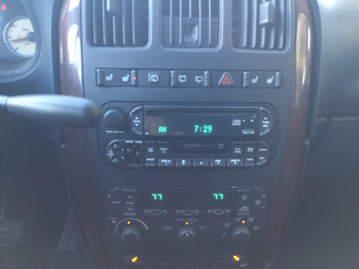 2003 Chrysler Town & Country Limited - Photo 16