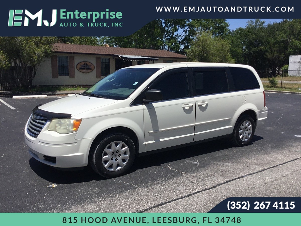 2010 Chrysler Town & Country LX's photo