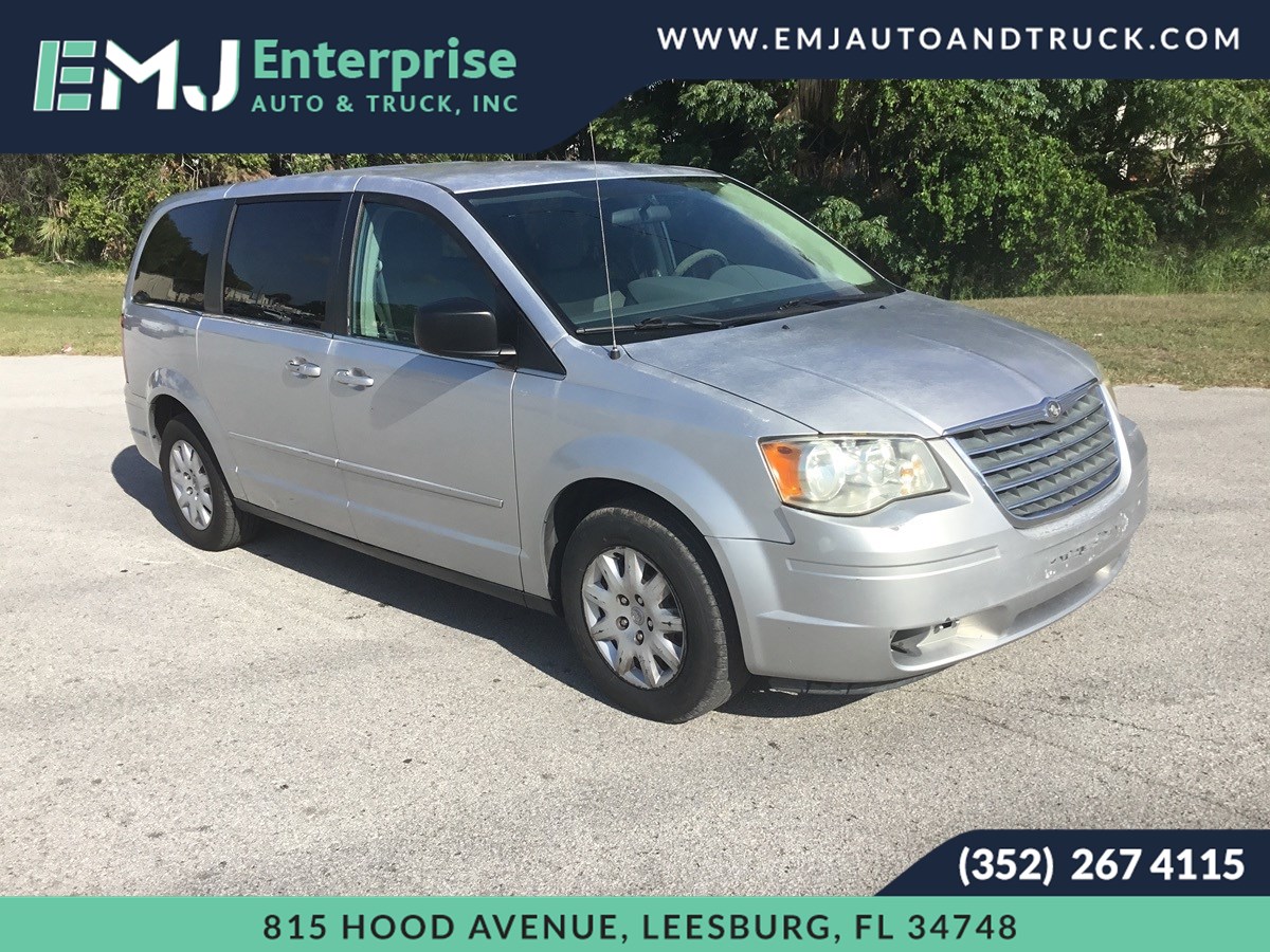 2009 Chrysler Town & Country LX's photo