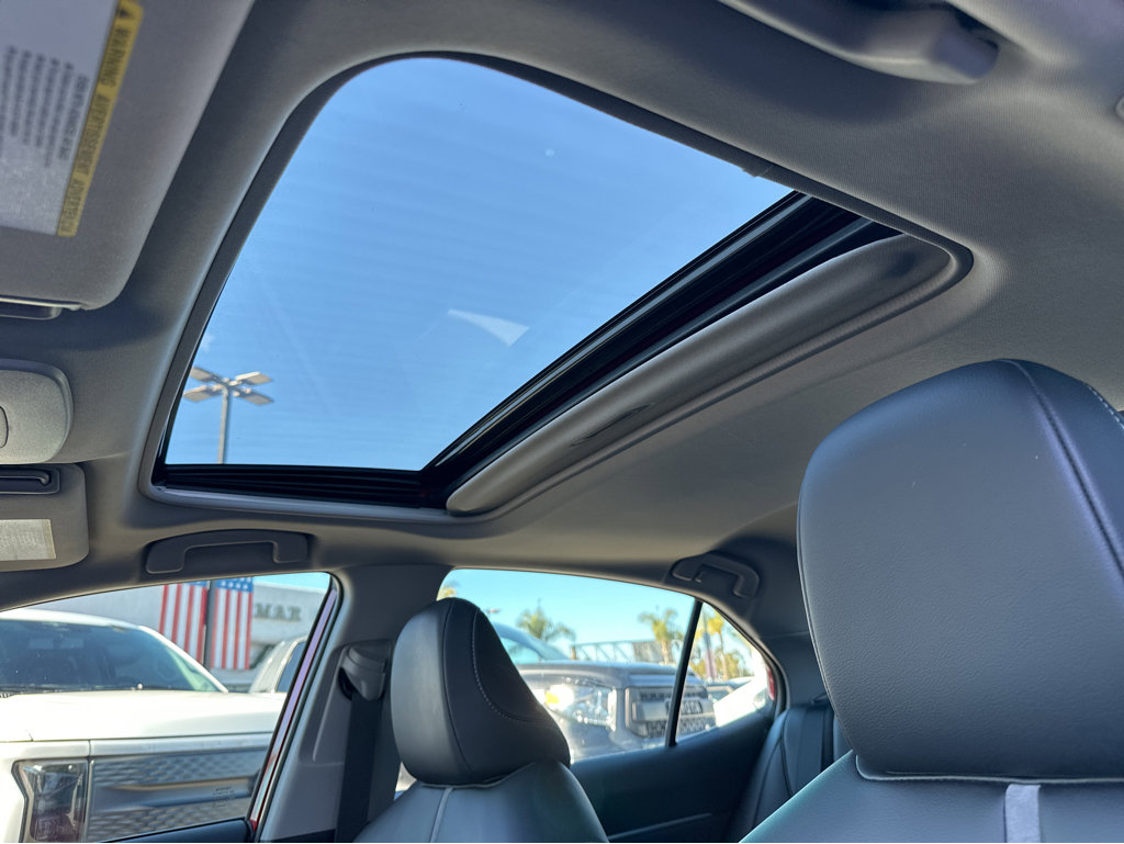 2022 Toyota Camry Hybrid XSE photo 7