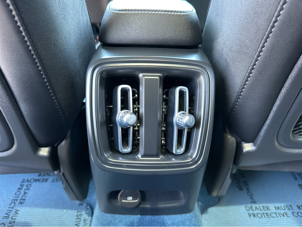 2023 Volvo XC40 Plus - Photo 17