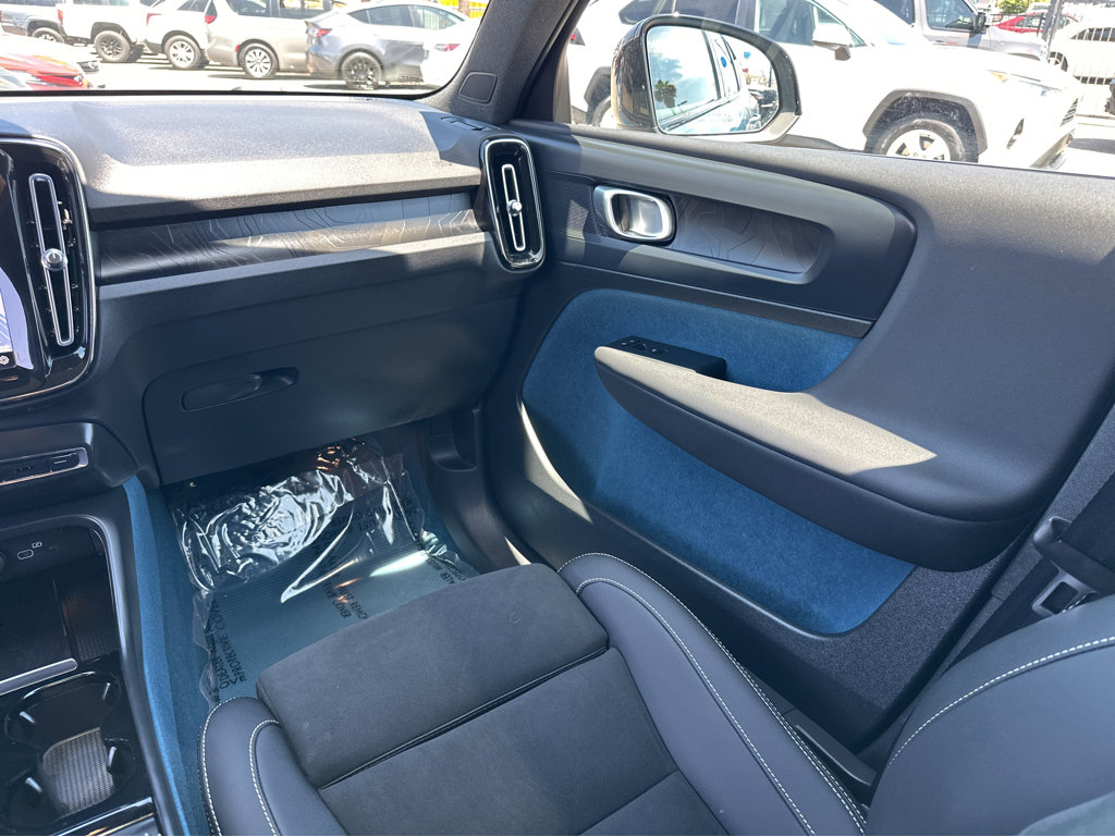 2023 Volvo XC40 Plus - Photo 19
