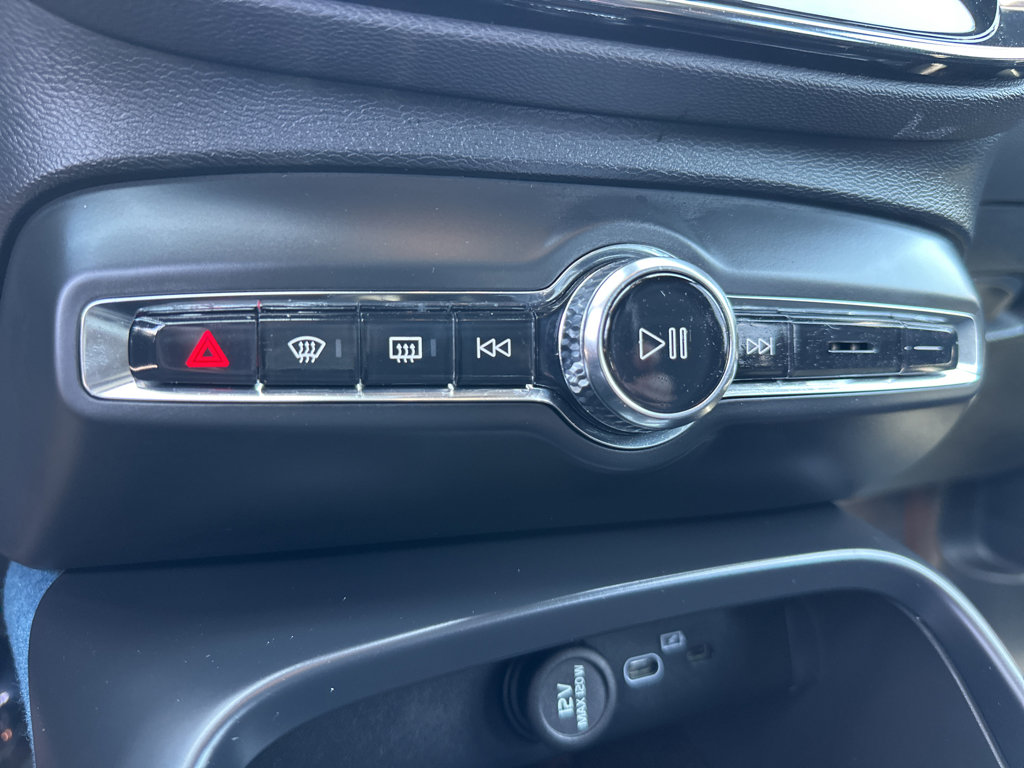 2023 Volvo XC40 Plus - Photo 25