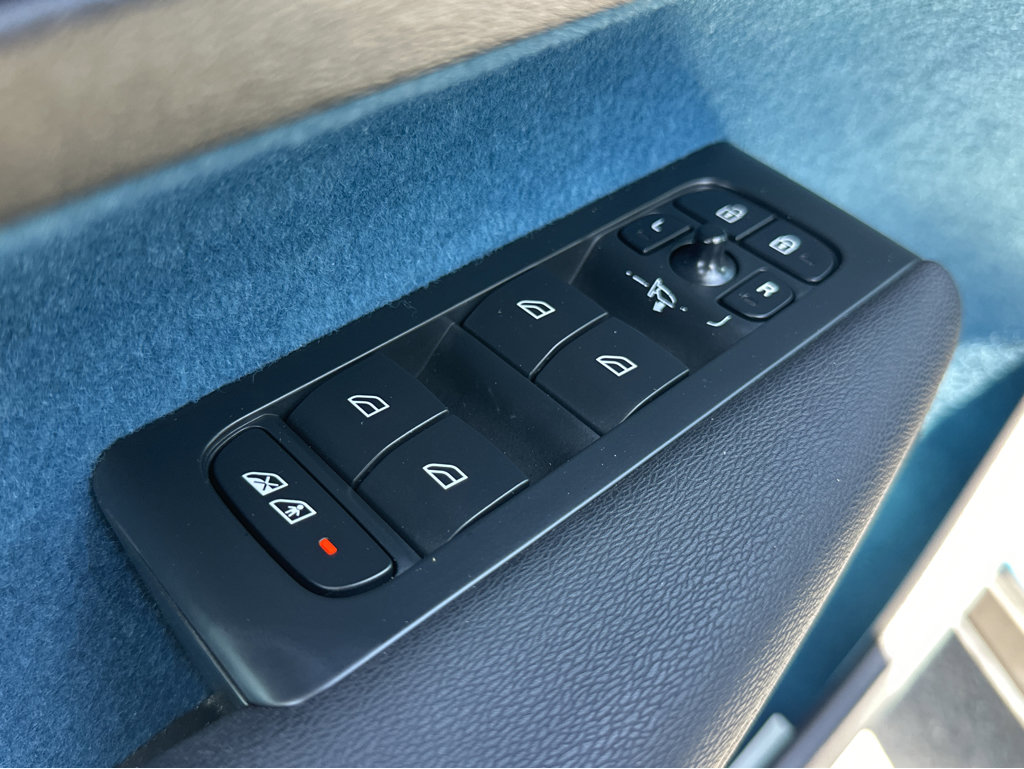 2023 Volvo XC40 Plus - Photo 33