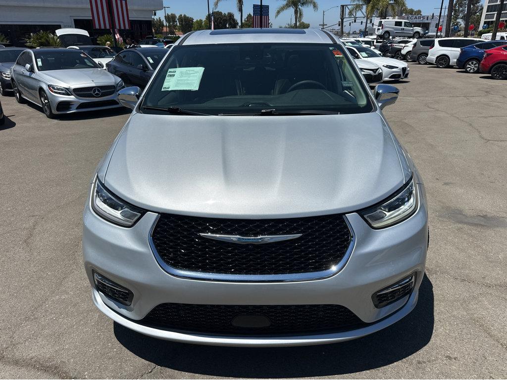2022 Chrysler Pacifica Limited photo 2
