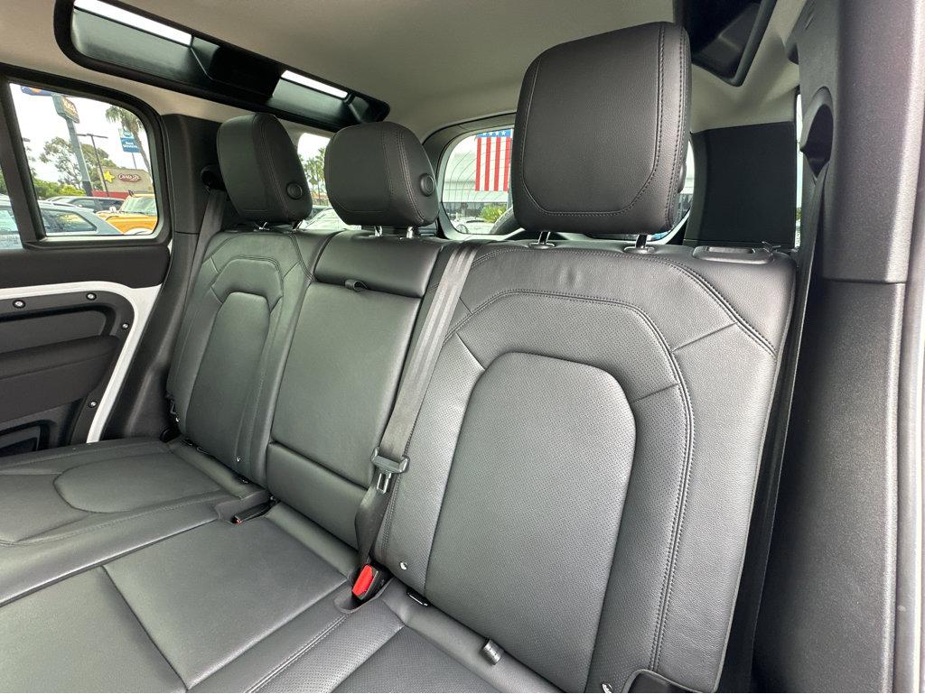 2023 Land Rover Defender S photo 4