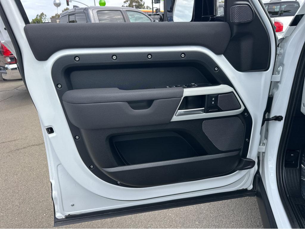 2023 Land Rover Defender S photo 10