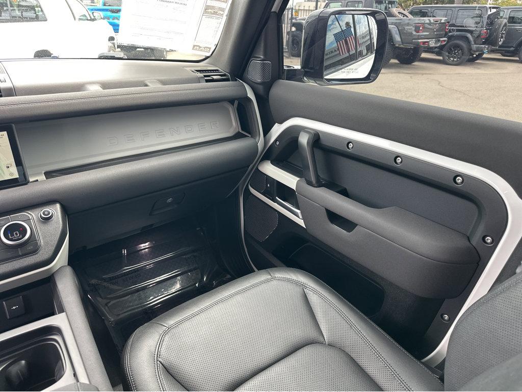 2023 Land Rover Defender S photo 13