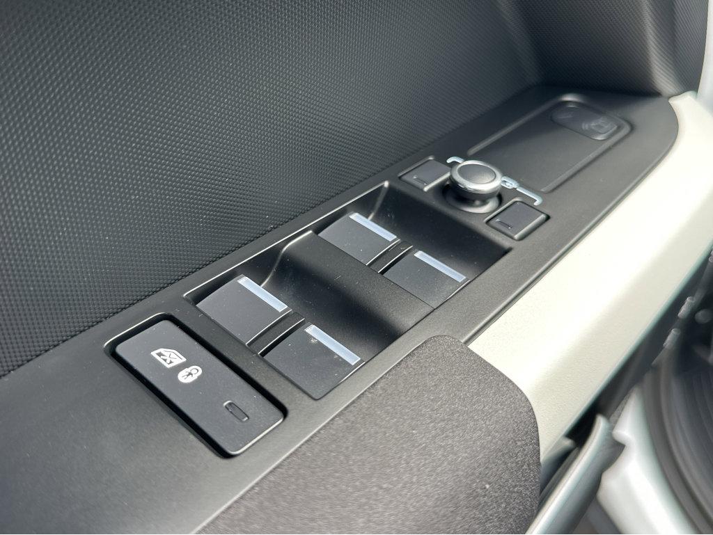 2023 Land Rover Defender S photo 28