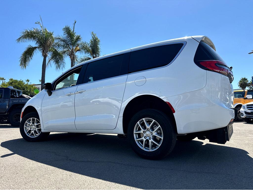 2024 Chrysler Pacifica Touring photo 2