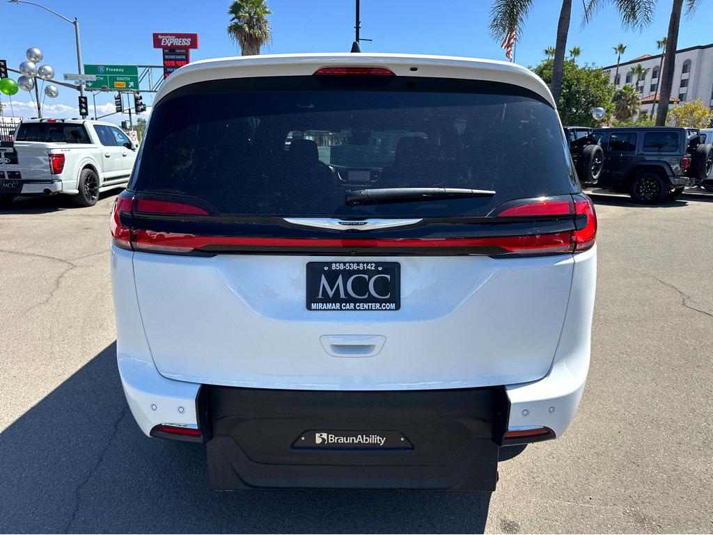 2024 Chrysler Pacifica Touring photo 4