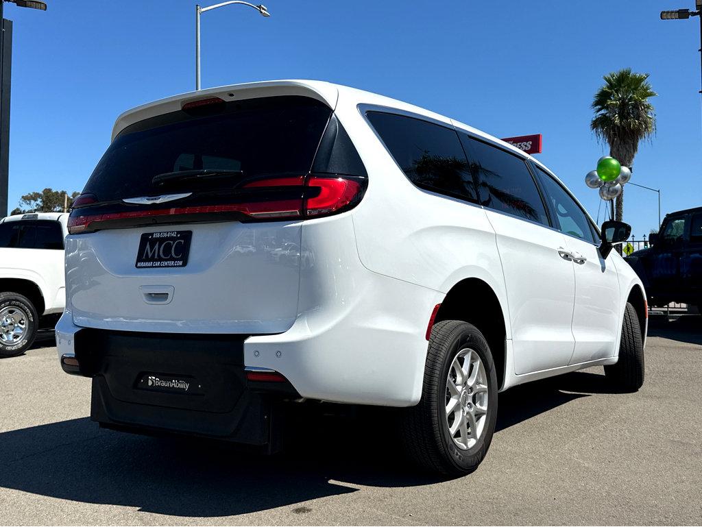 2024 Chrysler Pacifica Touring photo 5