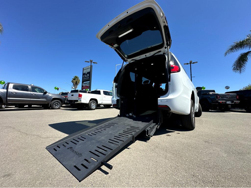 2024 Chrysler Pacifica Touring photo 6