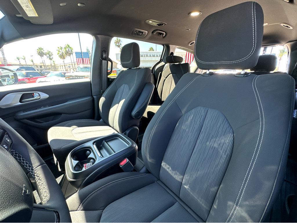 2024 Chrysler Pacifica Touring photo 7