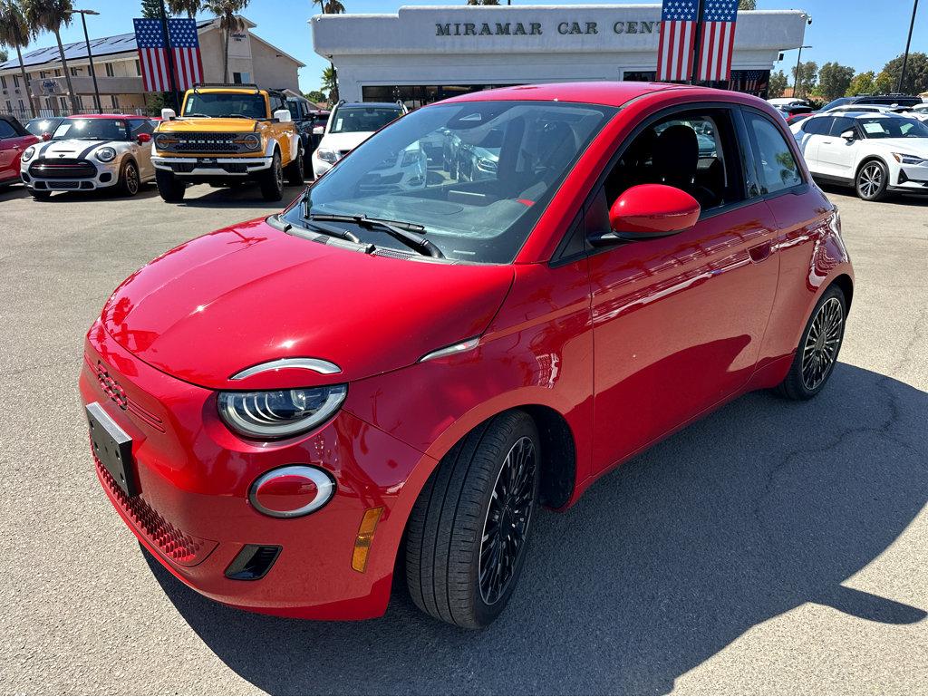 2024 Fiat 500e Red photo 4