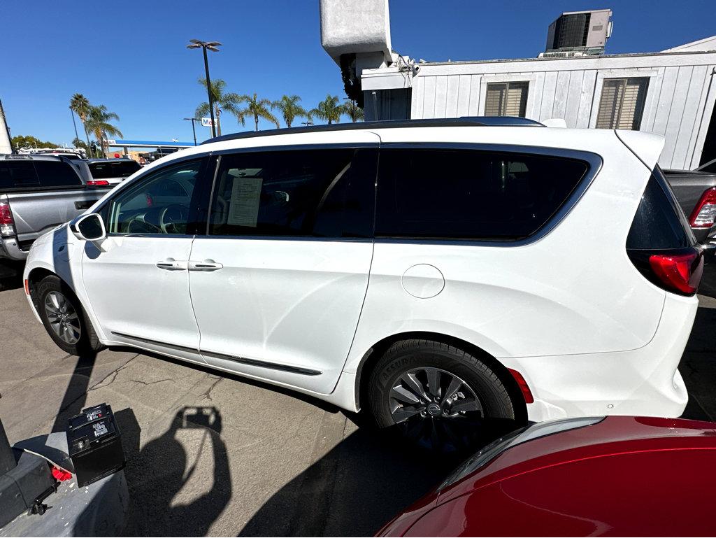 2020 Chrysler Pacifica Hybrid Limited photo 3