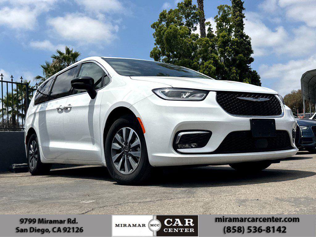 2024 Chrysler Pacifica Select PHEV's photo