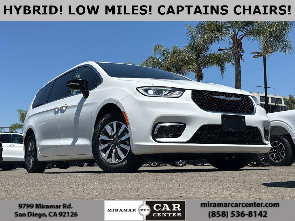 2024 Chrysler Pacifica Select PHEV's photo