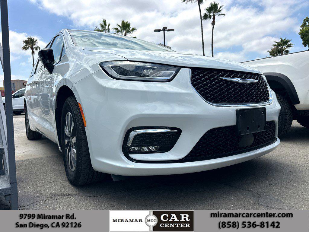 2024 Chrysler Pacifica Select PHEV's photo