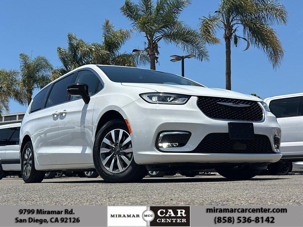 2024 Chrysler Pacifica Select PHEV's photo