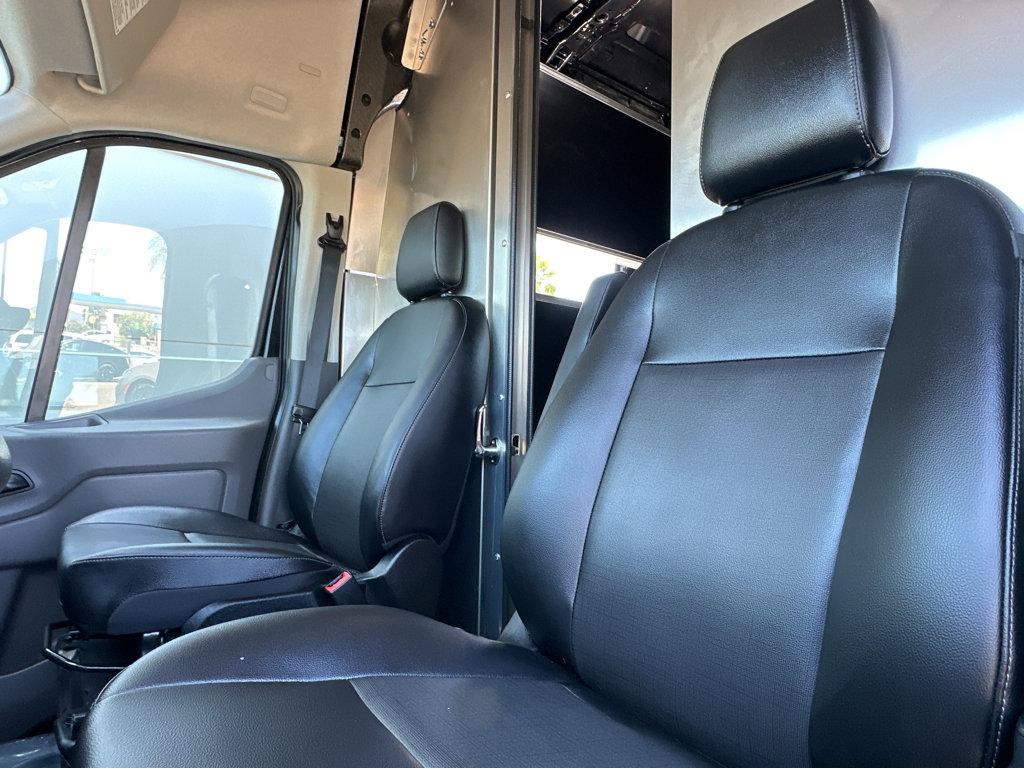Ford Transit photo 7