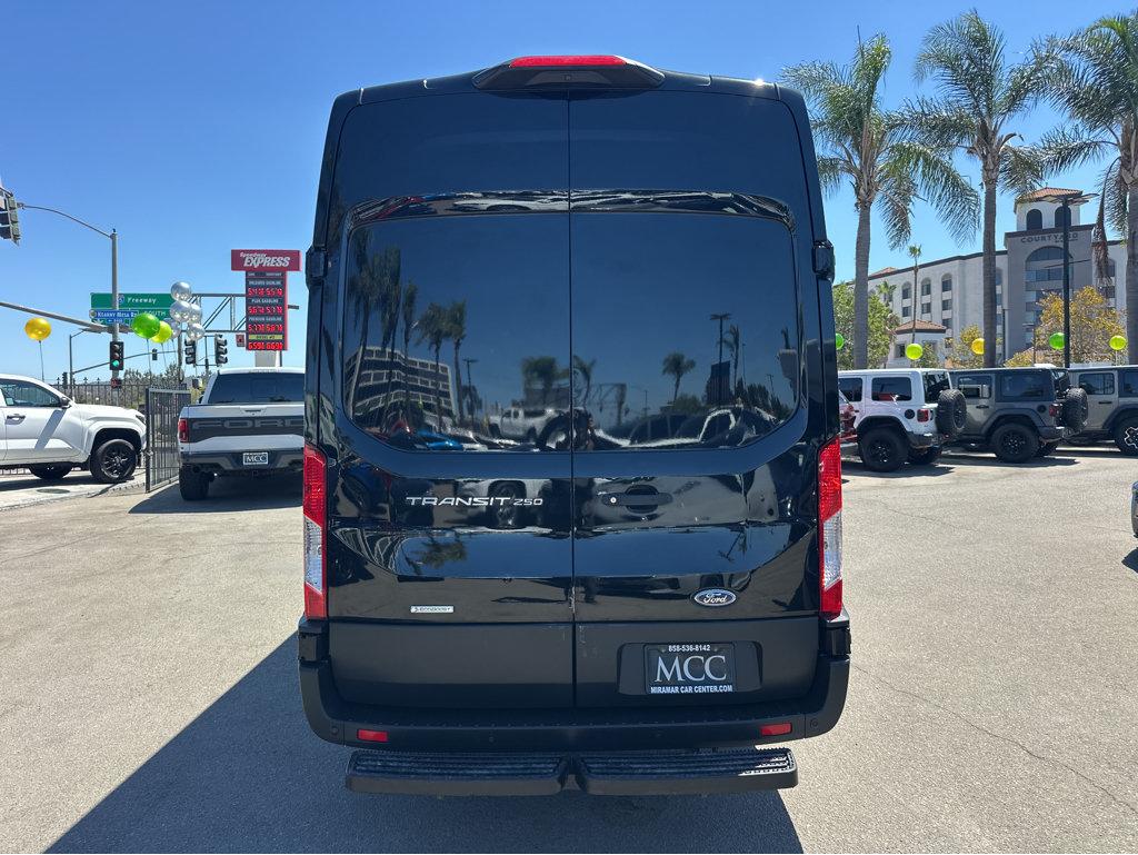 Ford Transit photo 12