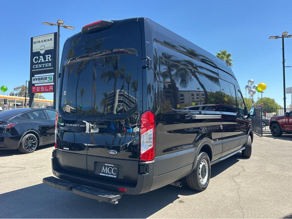 Ford Transit photo 13