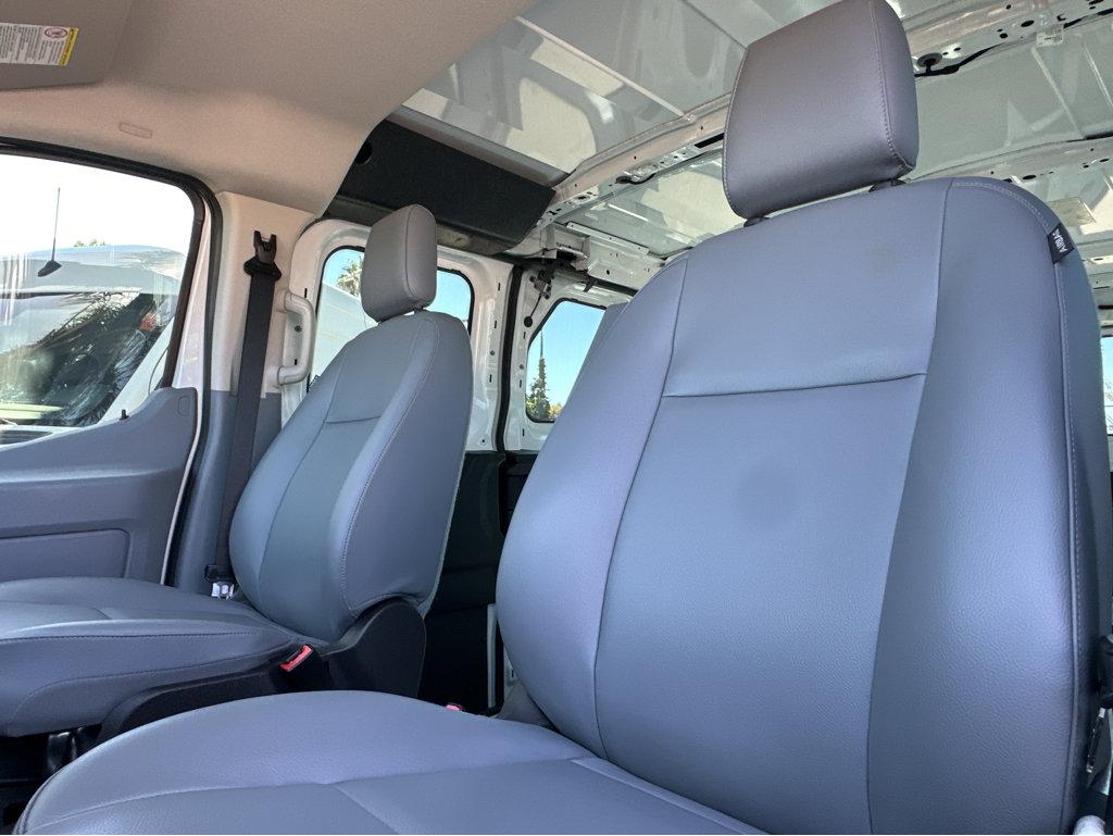 Ford Transit photo 7